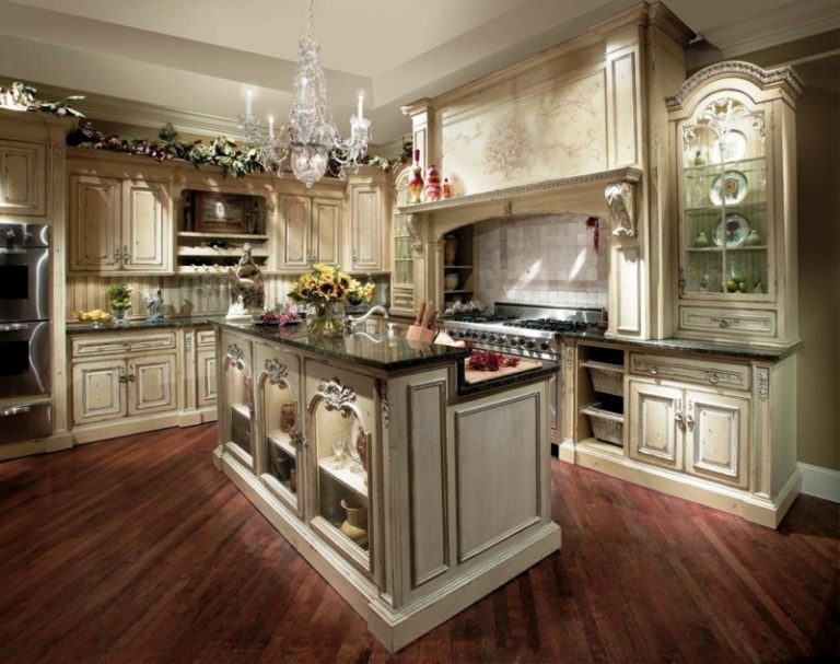 Kuchyňa vo vidieckom štýle - francúzsky ošumělý elegantný štýl kuchyňa vidiecky štýl francúzsky dizajn vitrína kuchynský ostrovček pult červenohnedé parkety