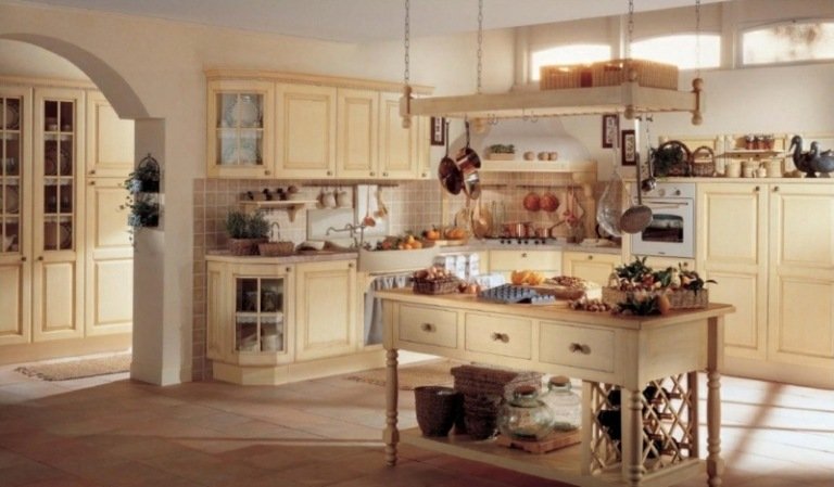 Sivobiela kuchyňa s množstvom skríň a kuchynským ostrovom so stojanom na víno kuchyňa vidiecky štýl krémová farba drevo rustikálne kuchynské ostrovné vitríny