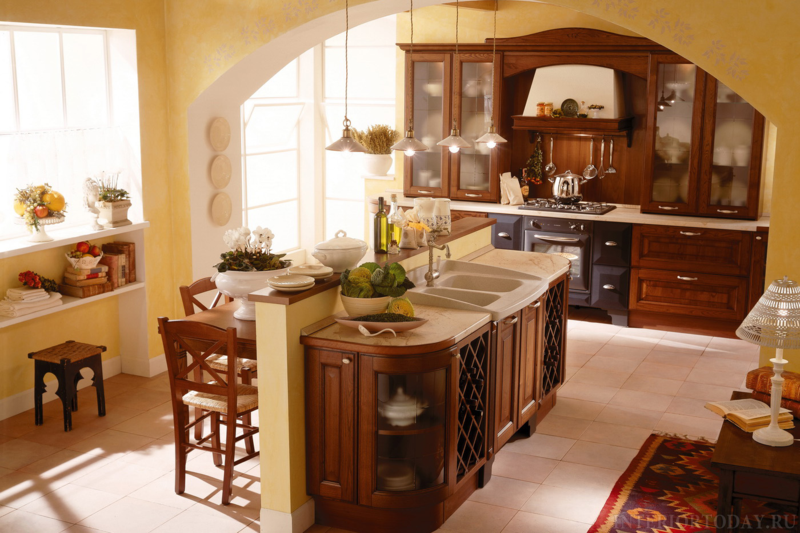 V kuchyni skombinujte tmavé drevo so žltou farbou na stenu kuchyňa vidiecky štýl rozdeľovač izieb myšlienka polovičná stena žltý orientálny koberec