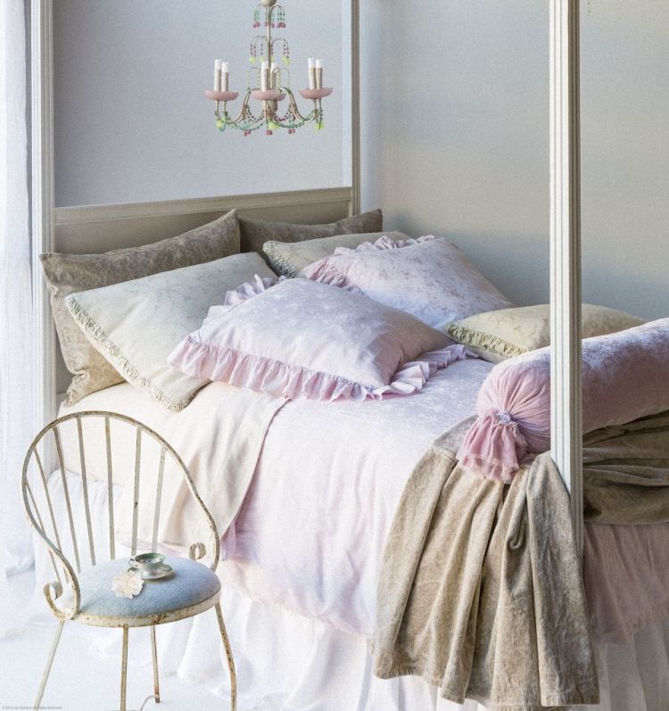 stolička-country-spálňa-biele-nápady-posteľ-luster-bočná stolička