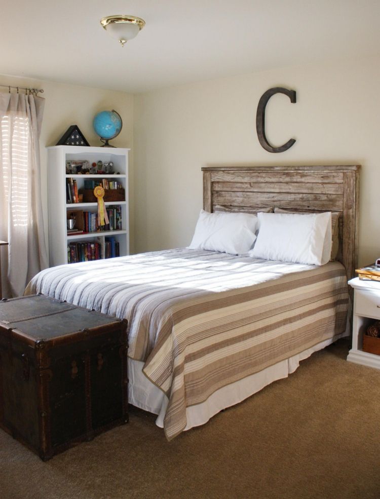 vidiecky štýl-spálňa-biele-nápady-posteľ-čelo postele-vintage-drevo-použitý-vzhľad-truhla s pokladom