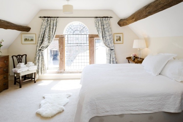 vidiecky štýl-spálňa-biele-nápady-drevené trámy-rustikálna-optika-vinobranie