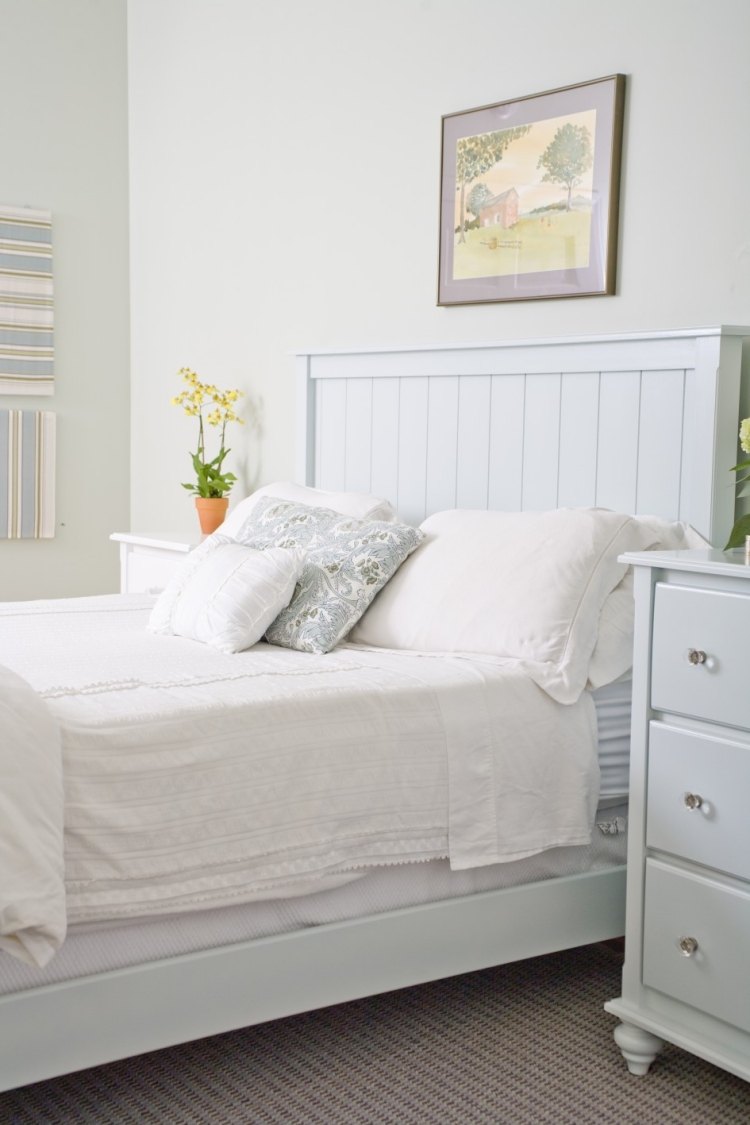 vidiecky štýl-spálňa-biele-nápady-posteľ-nočný stolík-obrázok-posteľná bielizeň-vankúš-kvety