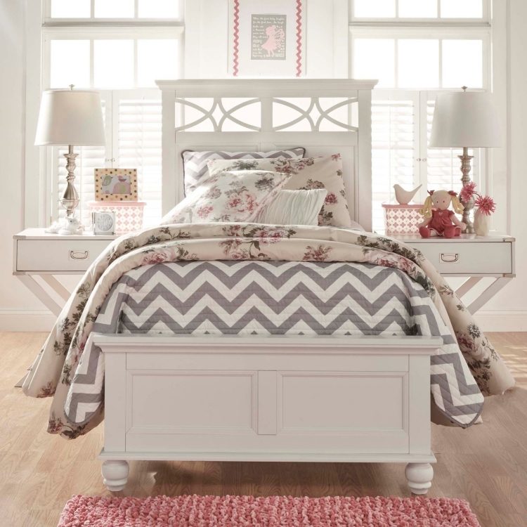 vidiecky štýl-spálňa-biele-nápady-jednolôžko-nočné stolíky-posteľ-nohy-obrátené