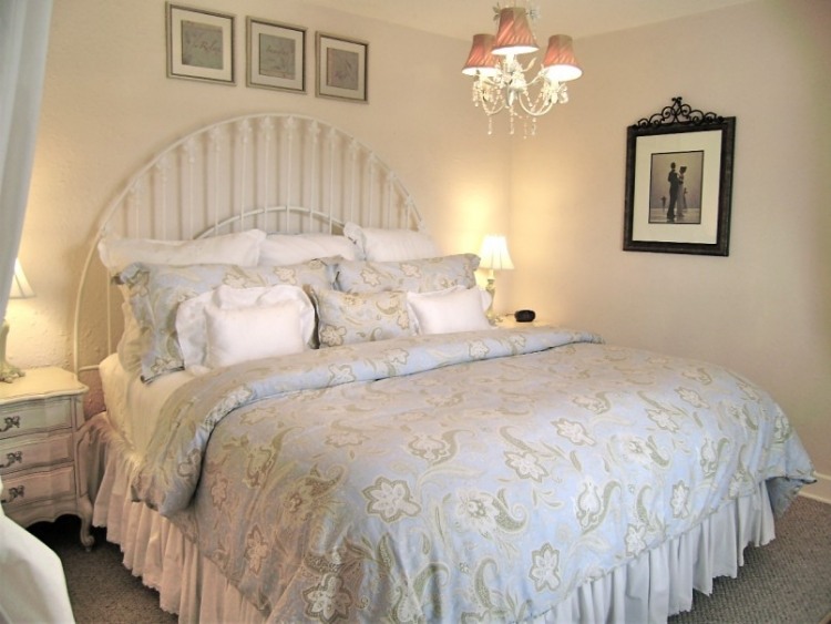 vidiecky štýl-spálňa-biele-nápady-kovová posteľná prikrývka-rueschen-romantický-luster