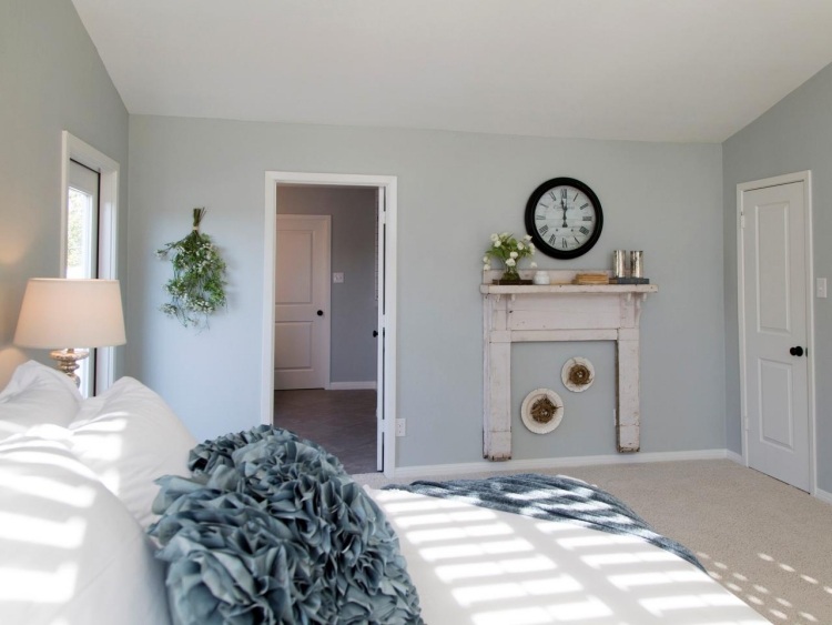 vidiecky štýl-spálňa-biele-nápady-dekoratívne-krbové rímsy-farba na stenu-detská modrá