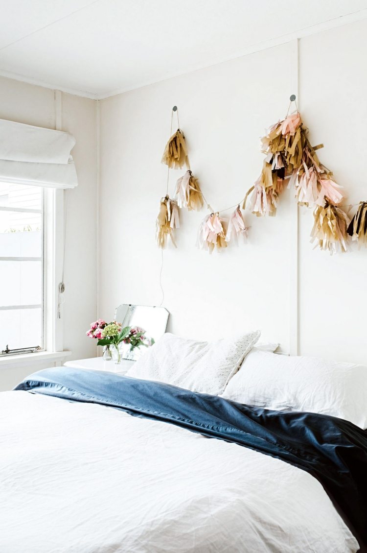 vidiecky štýl-spálňa-biele-nápady-dekorácia na stenu-girlan-papier-vyrobte si sami
