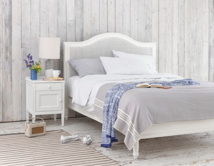 krajina-spalna-biela-napady-steny-obklady-drevo-vybielene-koberec-podlaha