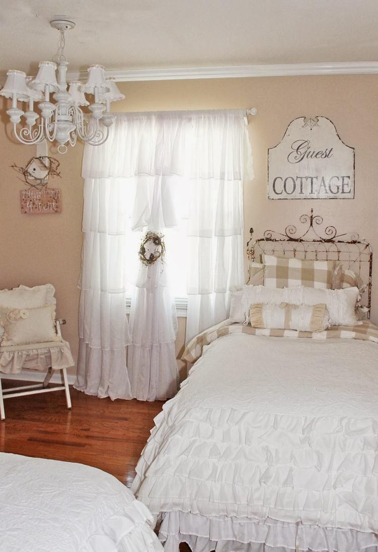 vidiecky štýl-spálňa-biele-nápady-vinobranie-rueschen-prehoz-postele-kov-luster-luster