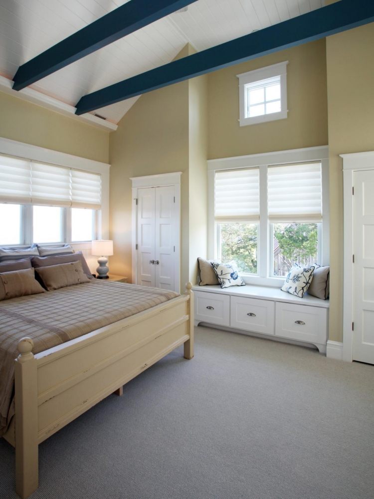 vidiecky štýl-spálňa-biele-nápady-farba na stenu-žltkasté-strešné rolety-drevené trámy-modré