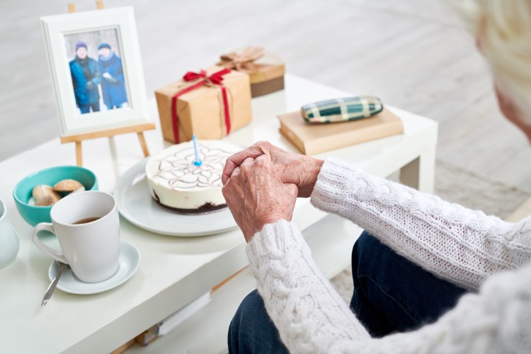 seniorka oslavuje svoje 100. narodeniny tortou a darčekmi