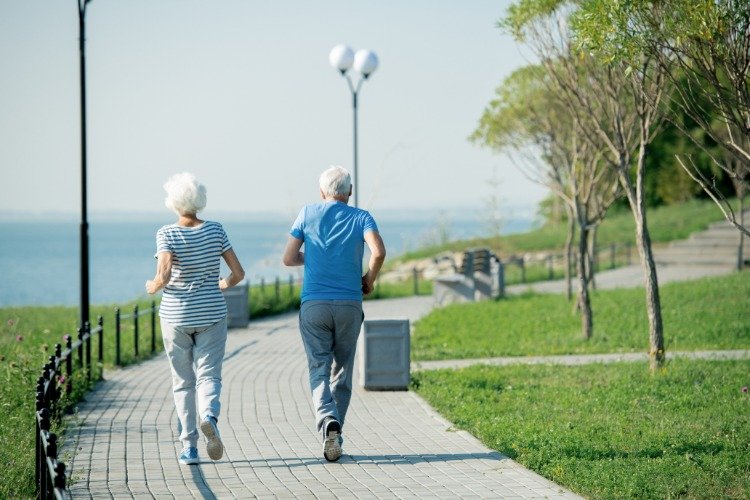 Seniorský pár jogging pre dlhý život a očakávanú dĺžku života