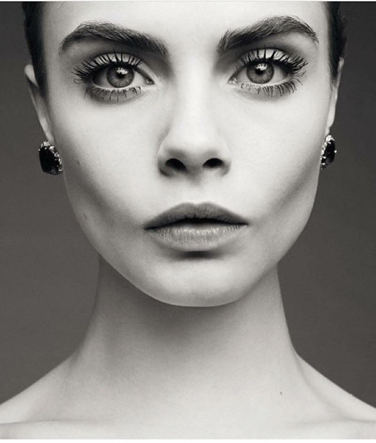 Dlhé mihalnice dlhé riasy trend krása obočie cara delevingne