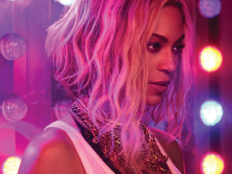 Dlhý bob sa hodí k rovným aj kučeravým vlasom dlhý bob asymetrický-blond-rovný-beyonce