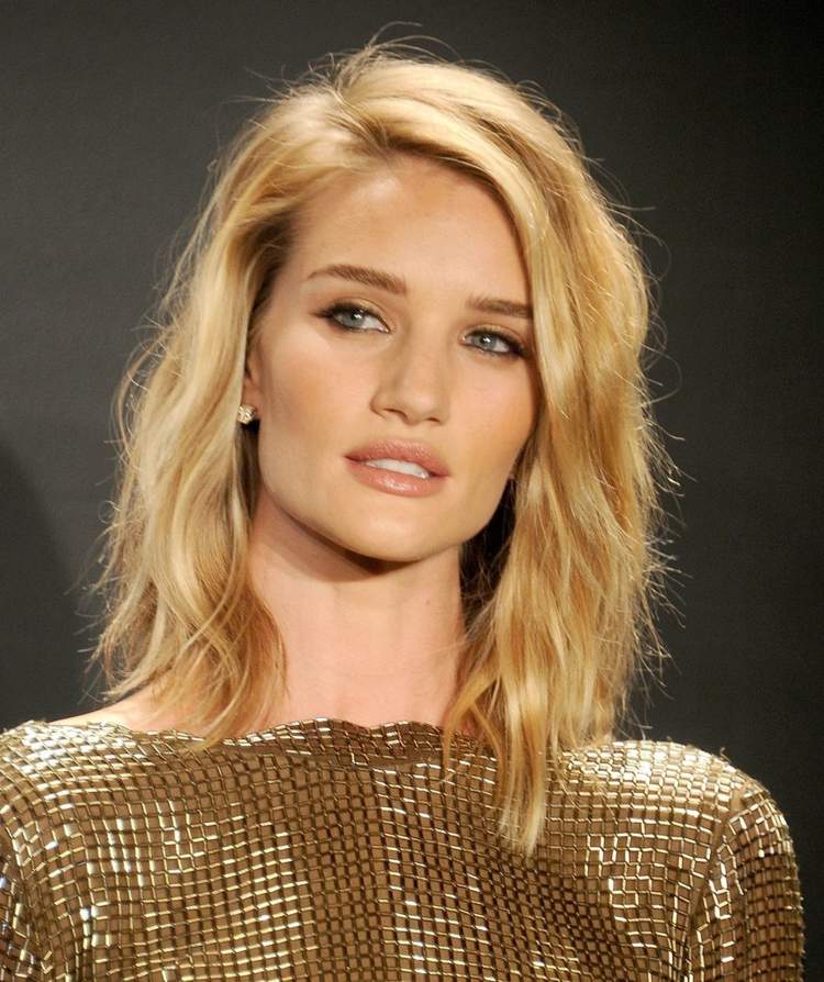 Vďaka neviditeľným vrstvám pôsobia vlasy objemnejšie lúčenie dlhá-bob-blond-strana-vlnitá-po plecia-rosie-huntington