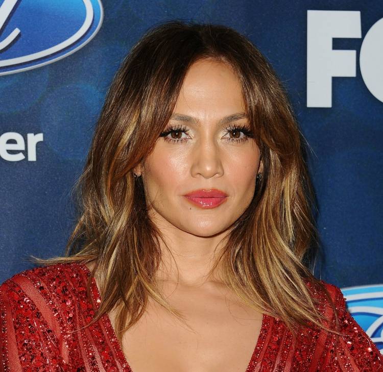 Definujte konce vlasov pre špeciálnu úpravu účesu long-bob-brunette-blonde-highlights-middle lúčenie-jennifer-lopez