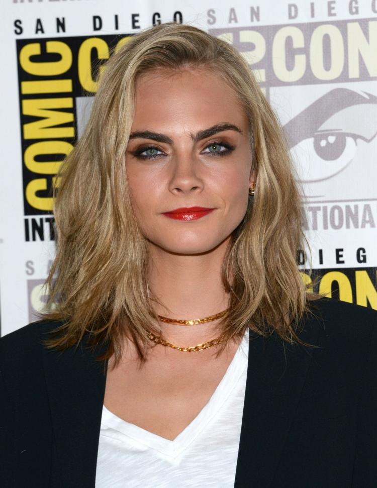 Dlhý bob môže vyzerať ležérne aj oficiálne long-bob-rameno-dĺžka-blond-pramene-cara-delevingne