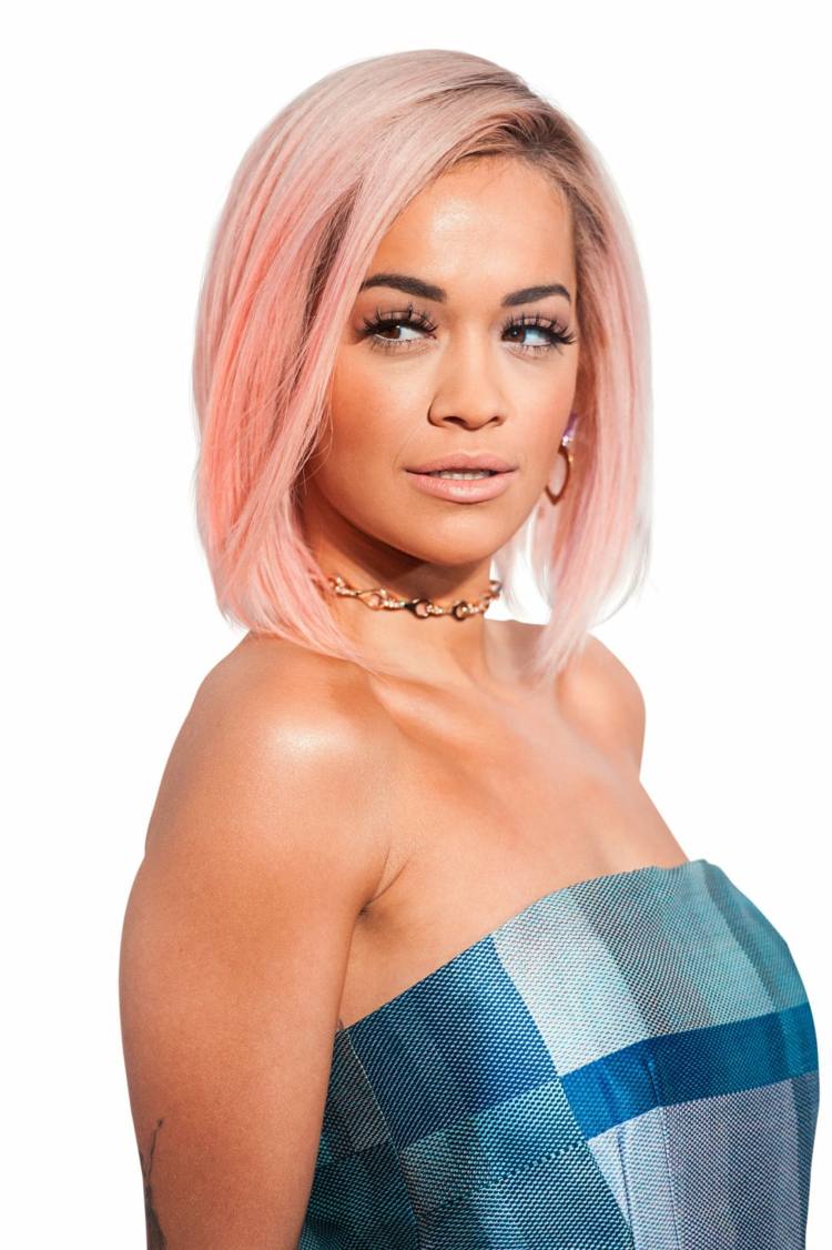 Vďaka rôznym farbám vlasov môže váš dlhý bob vždy vyzerať jedinečne lúčenie-dlhá-bob-ružová-svetlá-strana-rita-ora