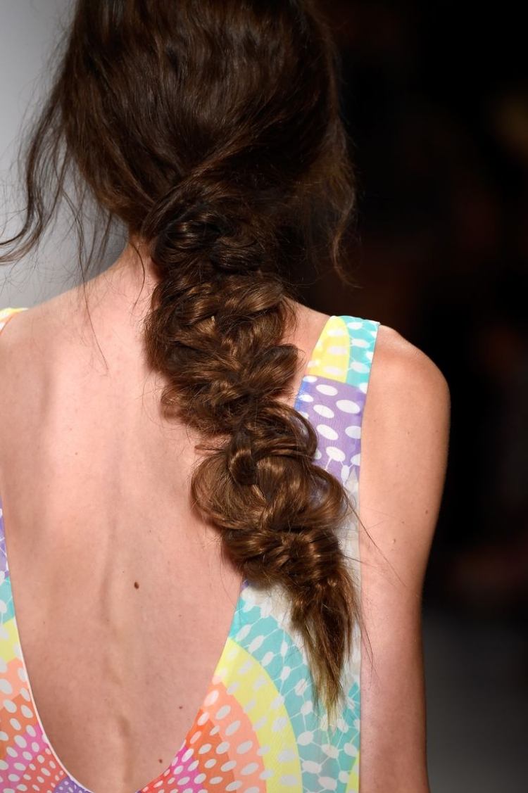Plážový look s voľným vrkočom Dlhé účesy 2015-vrkoč-voľný-beachlook-ležérny-voľný-cez-jeden druhého-boho