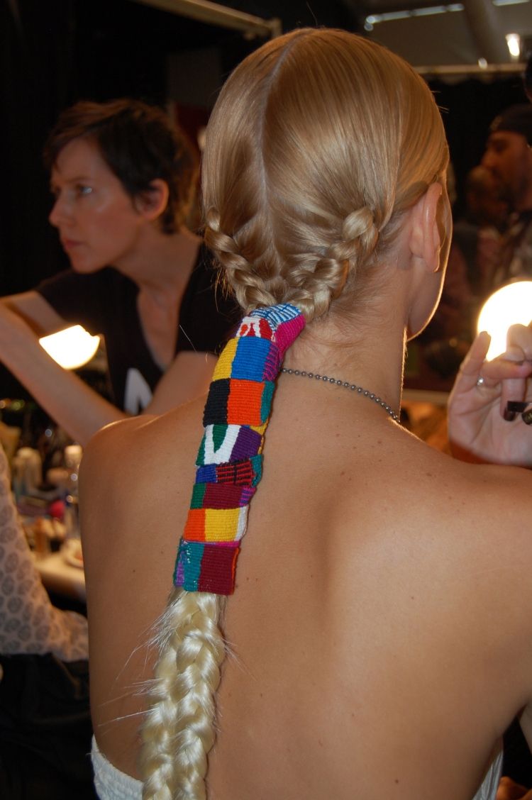 dlhé vrkoče s farebnými pletenými motívmi Dlhé účesy 2015-vrkoč-umenie-krk-farebné-nite-boho-baechlook