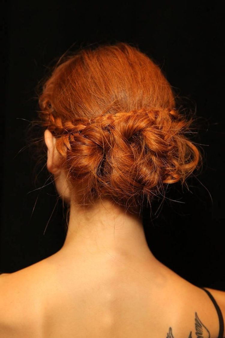 Updo účes s niekoľkými vrkočmi a červenou farbou vlasov dlhé účesy-2015-updos-ryšavé-vrkoč-spoločné-tetovanie