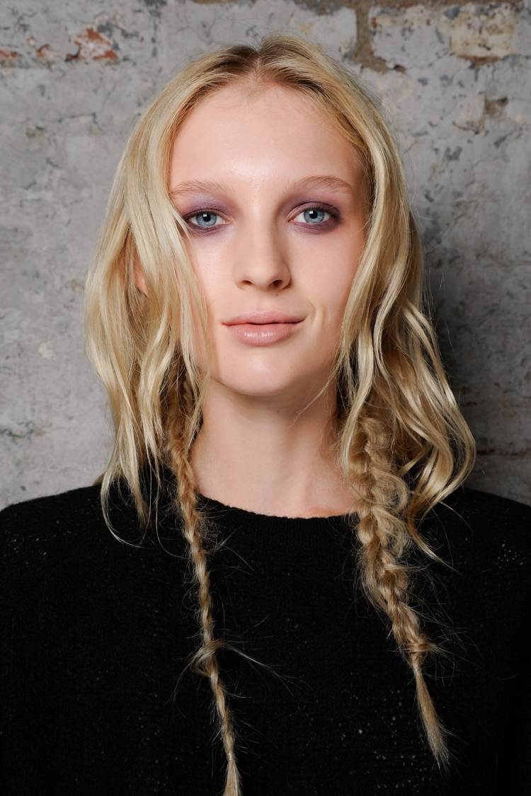 ležérne vrkoče v spodnej časti vlasov dlhé vlasy-účesy-2015-zoepfe-vikingovia-malé-tenké-blond-ležérne-boho