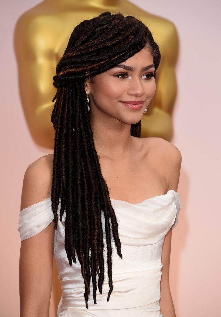 Dredy v bielych dlhých šatách - Zendaya na Oscaroch 2015 dlhe vlasy-ucesy-2015-zendaya-dredy-oscaren-prirodny pohlad-afro