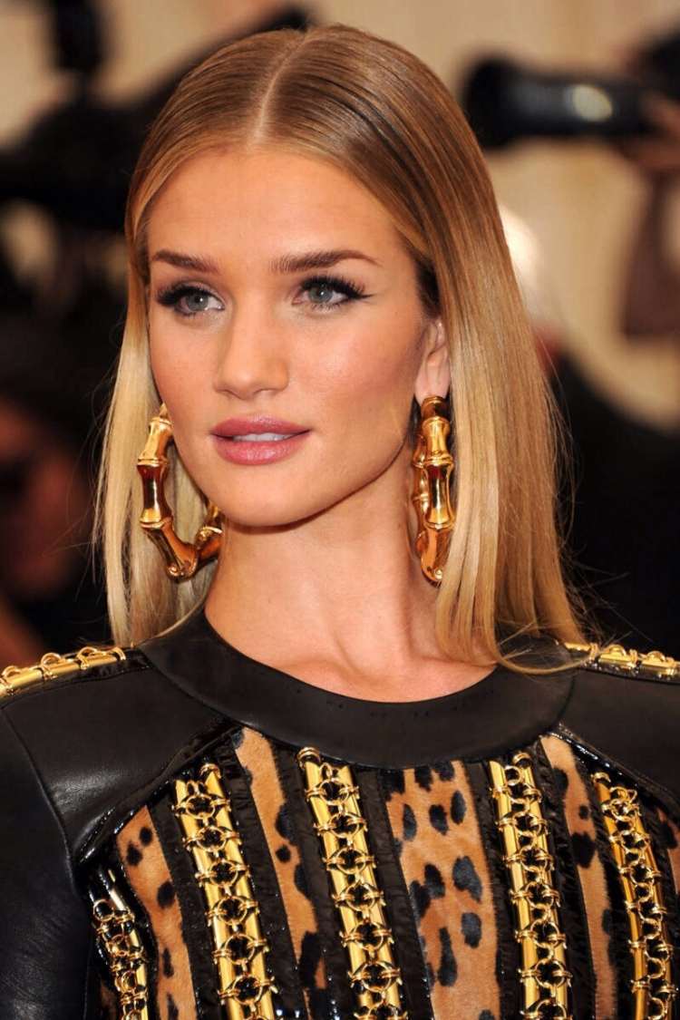 Rosie Huntington Whiteley s veľmi jednoduchým účesom, veľkými šperkami a potlačami Leo dlhé účesy-2015-stredná rozchod-rosie-huntington-whiteley-blond-náušnice-zlaté