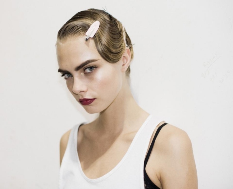 Vodné vlny v štýle 20. rokov od Cara Delevingne dlhé účesy-2015-vlny-elegantný-pohľad-retro-20. roky-cara-delevingne