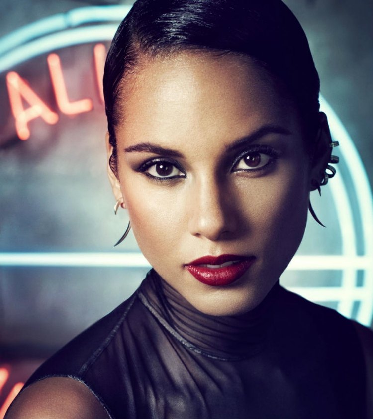 Aliciy Keys s uhladeným účesom pre fatálny vzhľad dlhé účesy-2015-elegantné-čierne-mokré-efekty-alicie-kľúče