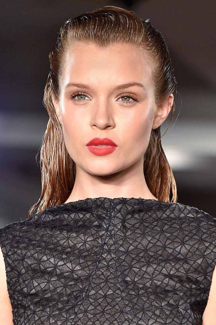 Elegantný účes s mokrým efektom počas Režimového týždňa dlhé účesy-2015-elegantné-mokré-módne show-červené-pery