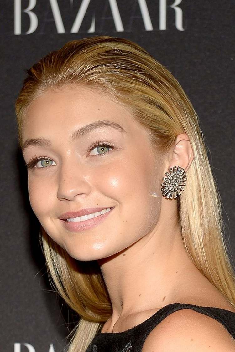 klasika - vlasy česané dozadu a veľké pripínacie náušnice s kryštálmi dlhe ucesy-2015-elegantny bar-rafaeli-nausnice-kristelle-blond-