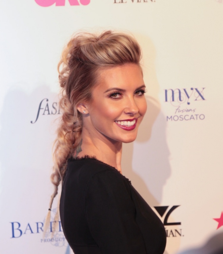 Audrina Partridge s ružovou zlatou farbou vlasov dlhe vlasy-ucesy-2015-farba-rosegold-blond-ruzovo-zapletany pletenec-nezavisle-tetovanie-audrina-jarabica