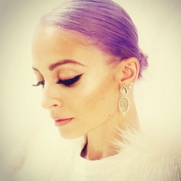 Nicole Richie - špičková moderna a klasika zároveň dlhé účesy-2015-farba-fialová-nicolerichie-elegantná-spolu-uhladená
