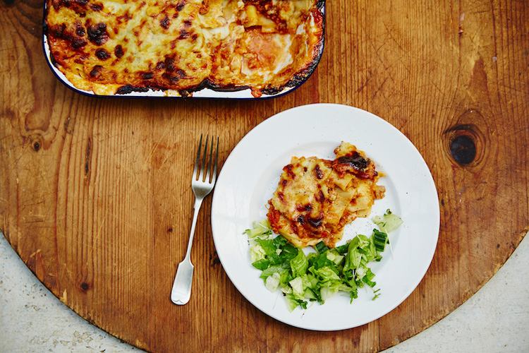 Lasagna-bolognese-recept-jamie-oliver-šalát