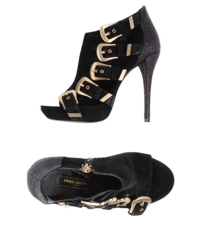 Peep-toe-black-shoes-zlaté-detaily-karneval-halloween-značkové-kúsky-PIERRE-BALMAIN