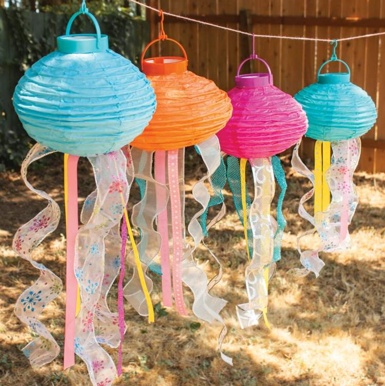lampáš-urob si sám drotár-medúza-papier-lampión-tykadlá-látkové-stužky-pestrofarebné-vzorované-záhrada