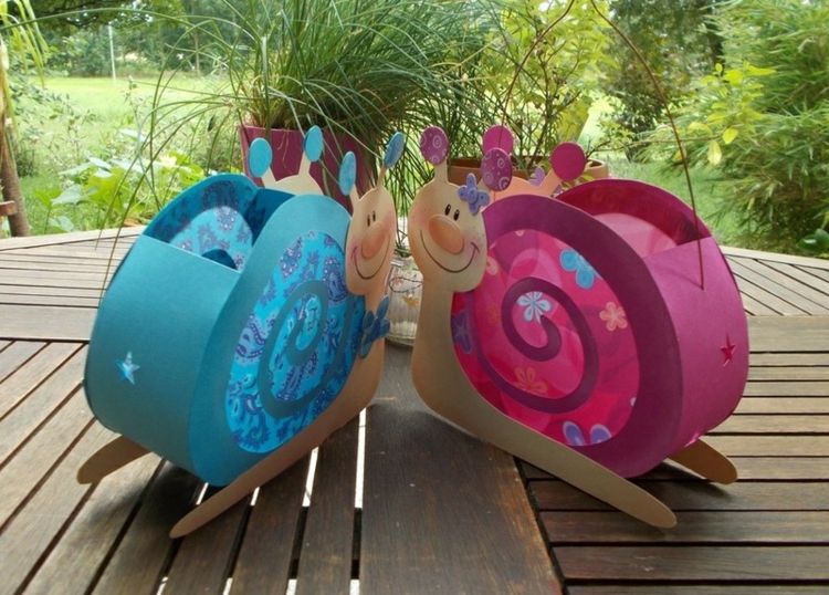 lampáš-urob si sám drotár-papier-slimáky-ružový-modrý-remeselný-drôt-transparentný-papier-záhradný stôl