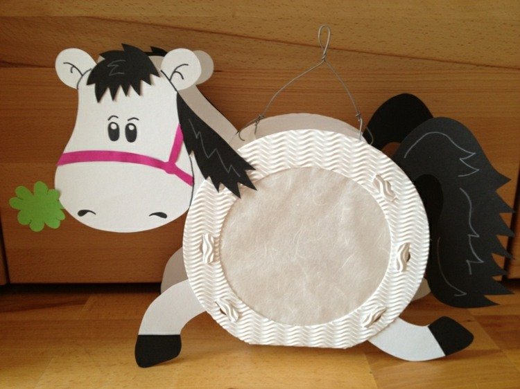 lampáš-urob si sám-kôň-zviera-papier-kartón-remeslo-drôt-biela-čierna