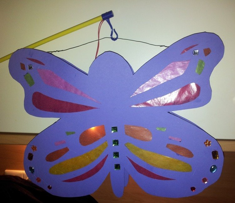 lampáš-urob si sám drotár-motýľ-papier-kamienky-remeselné-papierové figúrky-lepené-na-tyči-remeselný drôt