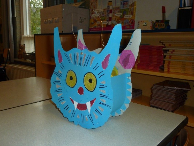 Lampáš-urob si sám drotár-monštrum-papier-vyzdobený-škôlka-stôl-rúčka-drôt