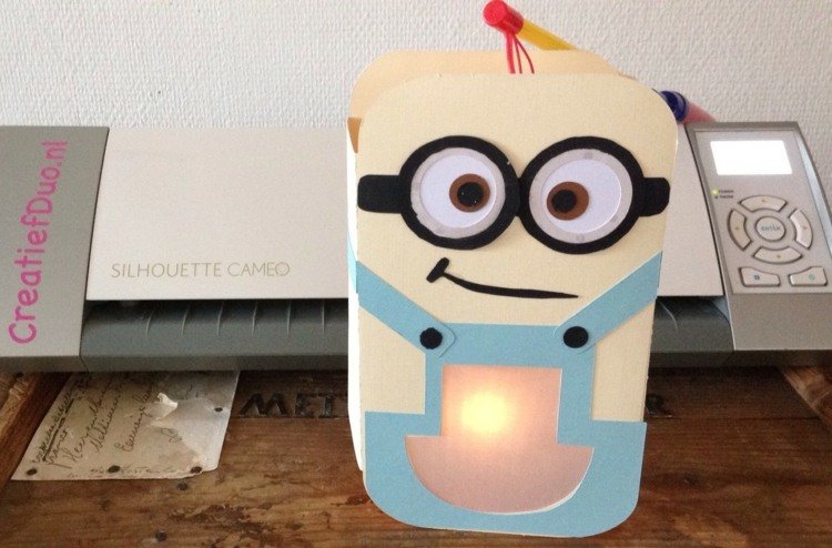 lampáš-urob si sám-minion-papier-kartón-dungarees-okuliare-pól-čajové svetlo-eklektické