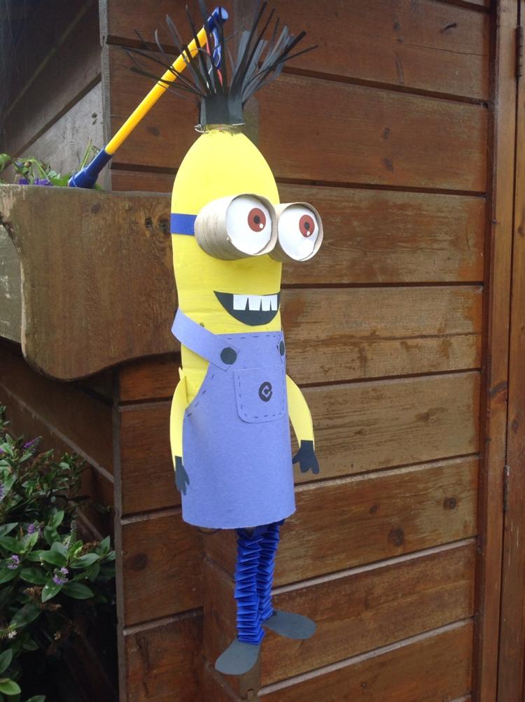 lampáš-urob si sám-figúrka miniona-plastová fľaša-dungarees-nohy-vlasy-papier