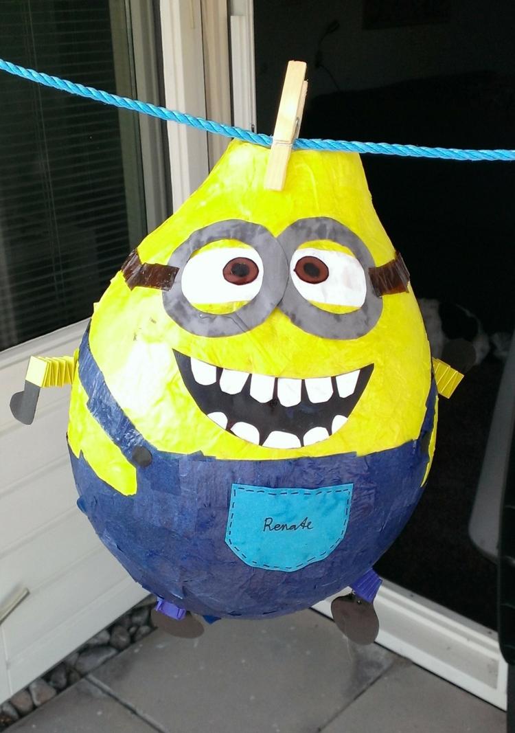 Lantern-do-it-yourself-paper-maché-minion-clothespins-lan-lak