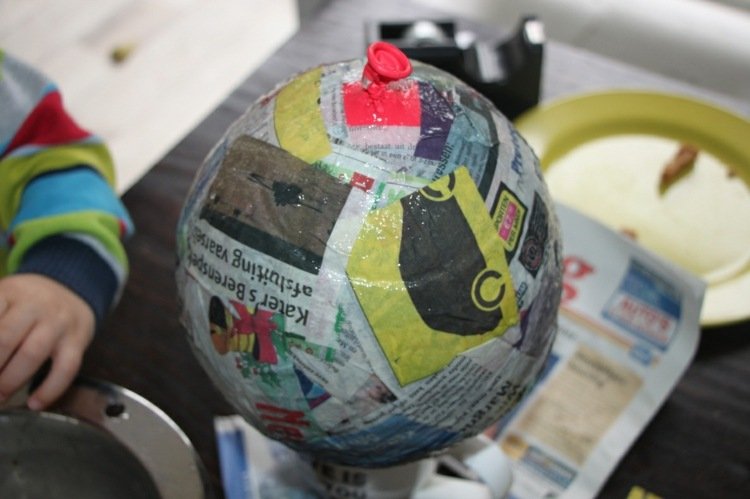 lampáš-urob si sám-ručná práca-papier-mache-novinový papier-pasta-deti-balón-pohár-škótska páska