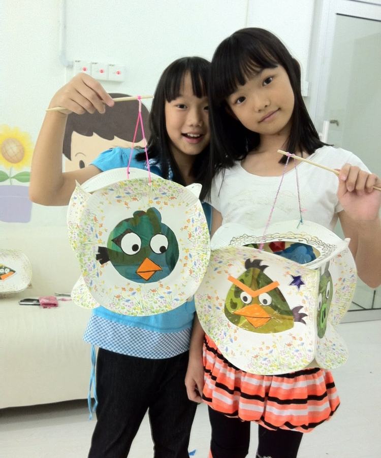 lampáš-urob si sám drotár-papierové taniere-ryby-drevené-palice-dievča-lano-veľké-hviezdičky-bodky