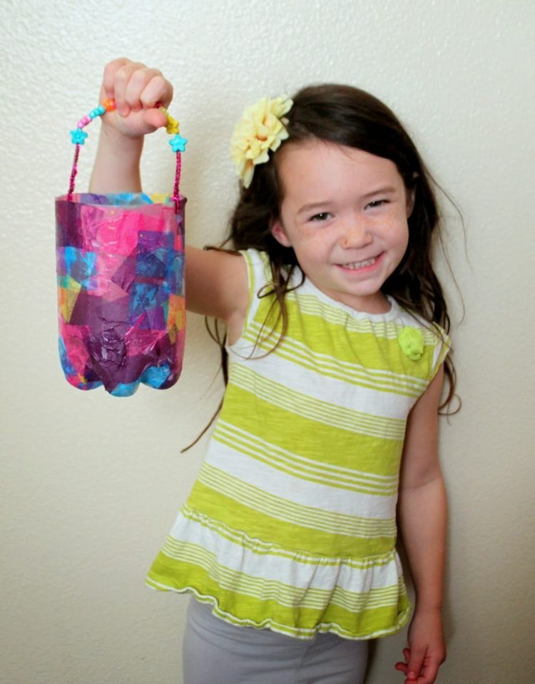 lampáš-urob si sám-dievča-plastová fľaša-obrúsky-decoupage-držadlo-čistič-rúrky-kvety-farebné