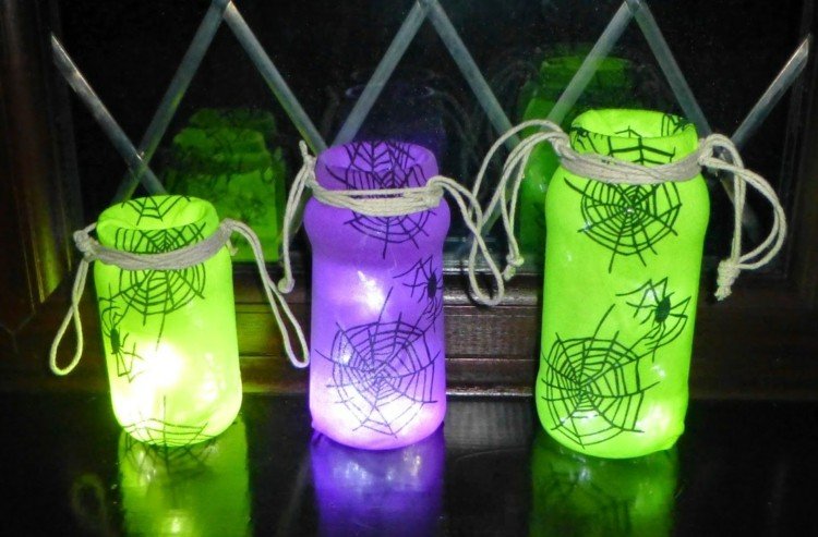 DIY-lampa-urob si sám-halloween-sklenená-farebná-fólia-pavučiny-spider-lano-čajová sviečka-purpurovo-zelená