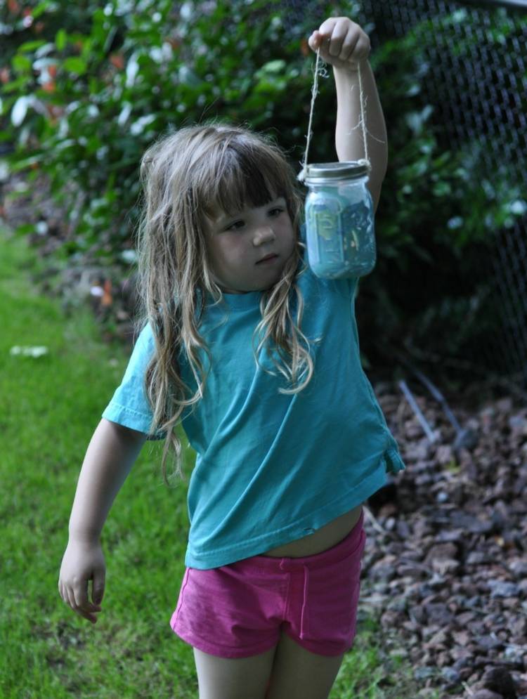 lampáš-urob si sám-jar-modré-lano-záhradné dievča-letná-čajová sviečka