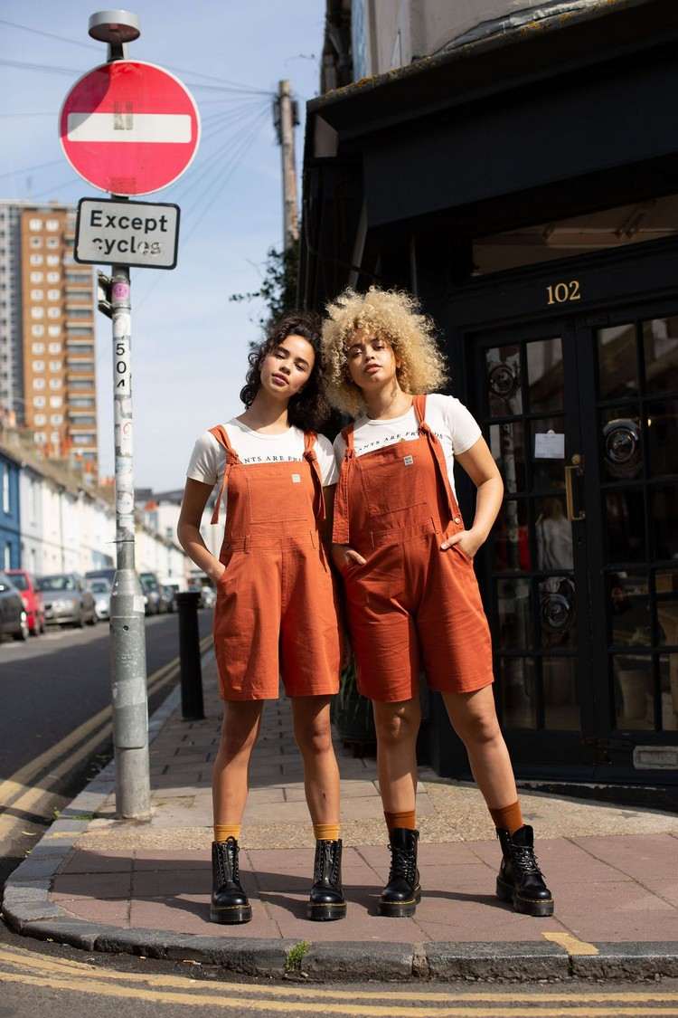 Oranžová trendová farba jar 2021 kombinuje krátke nohavice